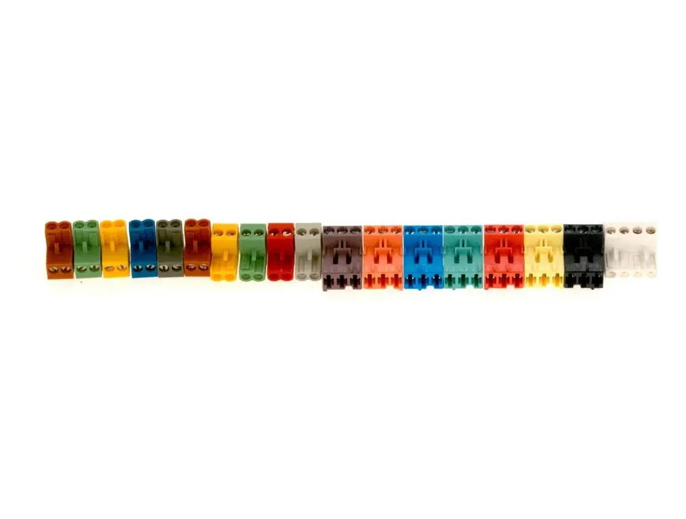 Stecker in verschiedenen Farben und Designs, angeordnet in einer Reihe. Produkt von Bosch, geeignet für elektrische Verbindungen.